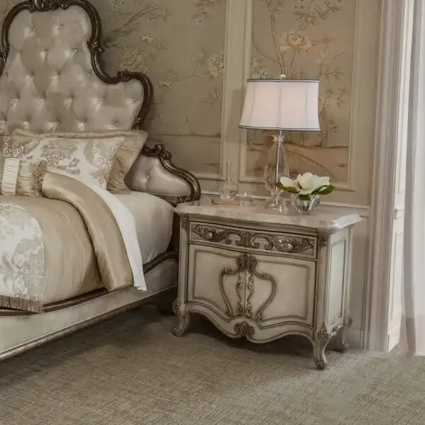 Platine de Royale Nightstand