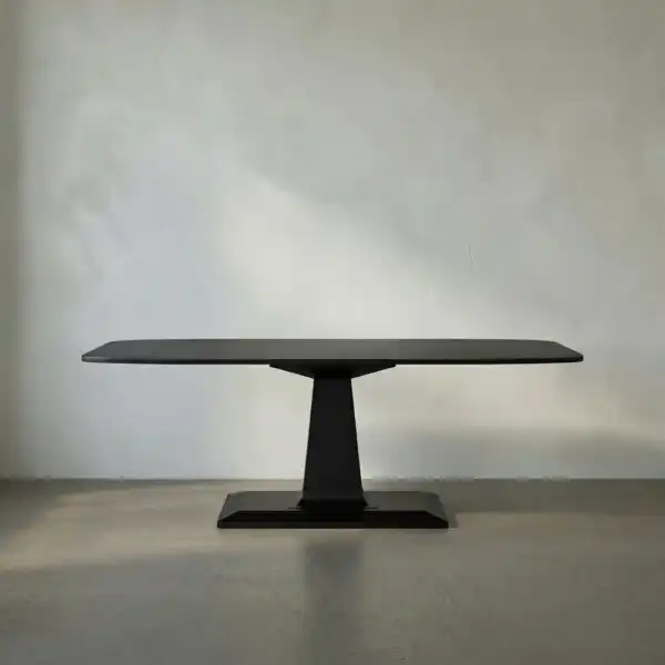 Amboss Dining Table